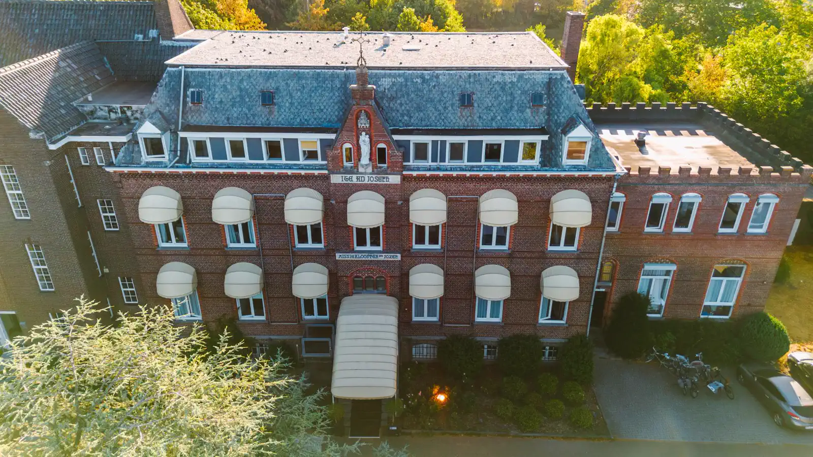 Het pand van BasicME van bovenaf gezien