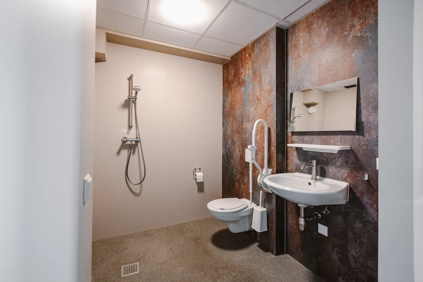 Badkamer met douche, wastafel en toilet