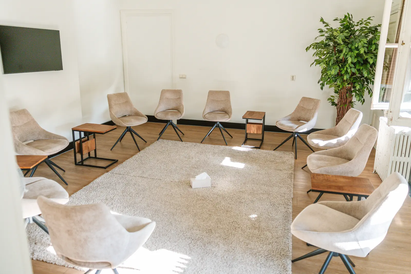 Groepsruimte met stoelen in een kring