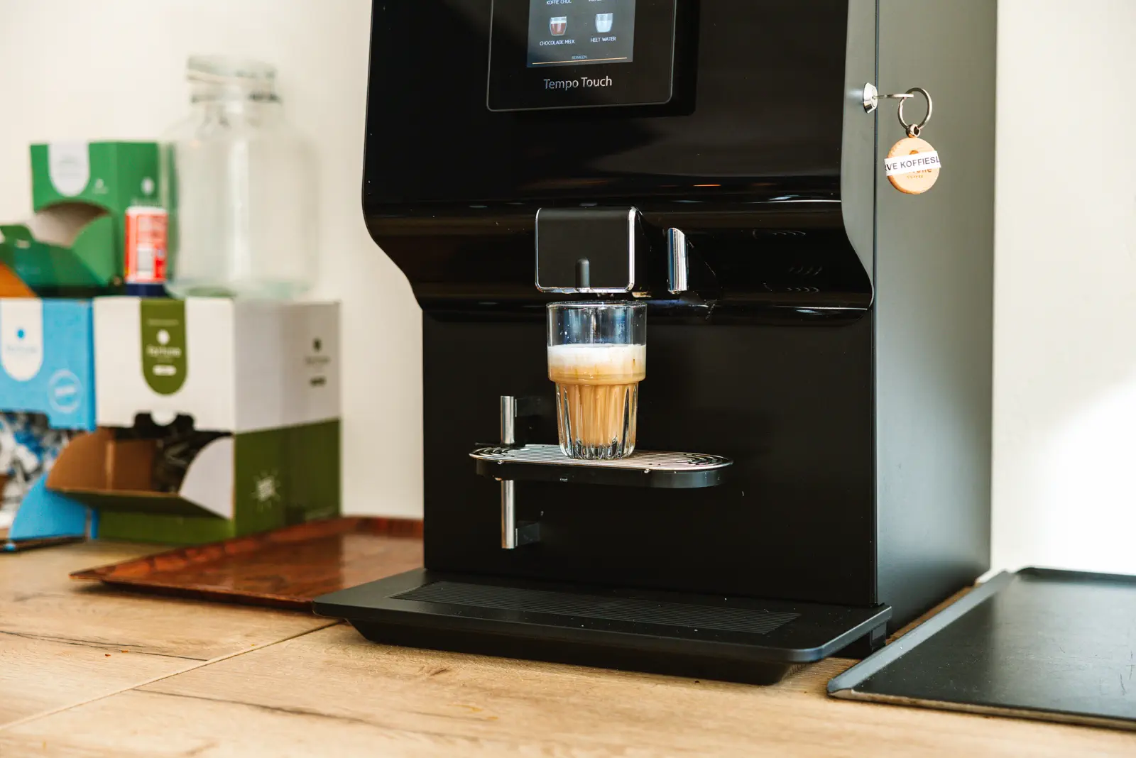 Koffiezetapparaat op het aanrecht
