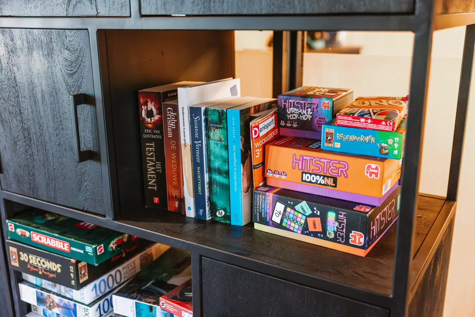 Kast met boeken en gezelschapsspellen